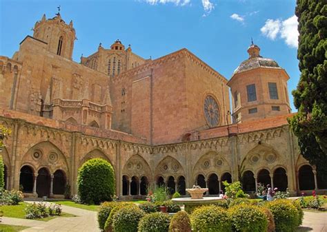  Catedral Romains Röderburg: Một Bảo Tàng Lịch Sử Grandiose!