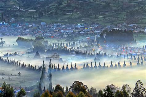 Dieng Plateau: Một Nơi Thánh Thiêng Rung Động Giữa Sương Mù và Lửa