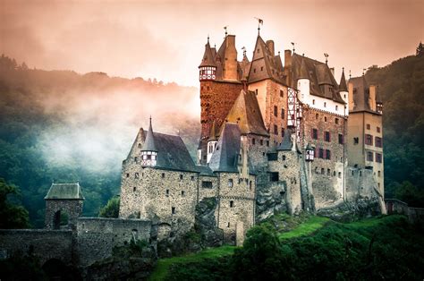 Eltz Castle -  Một Kiệt Tác Kiến Trúc Trung Đại Phóng Sáng Trên Núi