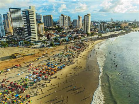 Samba-Filled Nights and Ocean Breezes: Unlocking the Secrets of Praia de Iracema in Fortaleza!