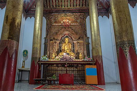 Wat Sri Chum: Unveiling the Mystery of the Sleeping Buddha Within!