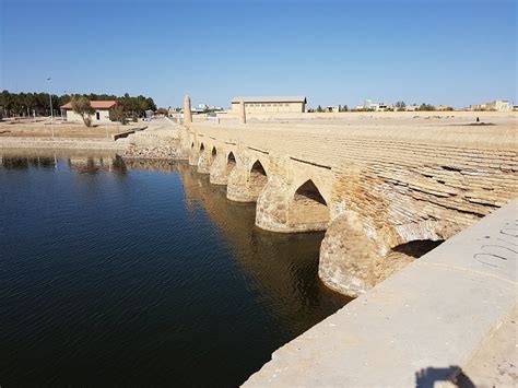  Zayanderud River Embankment: Contemplating History Along Shimmering Waters!